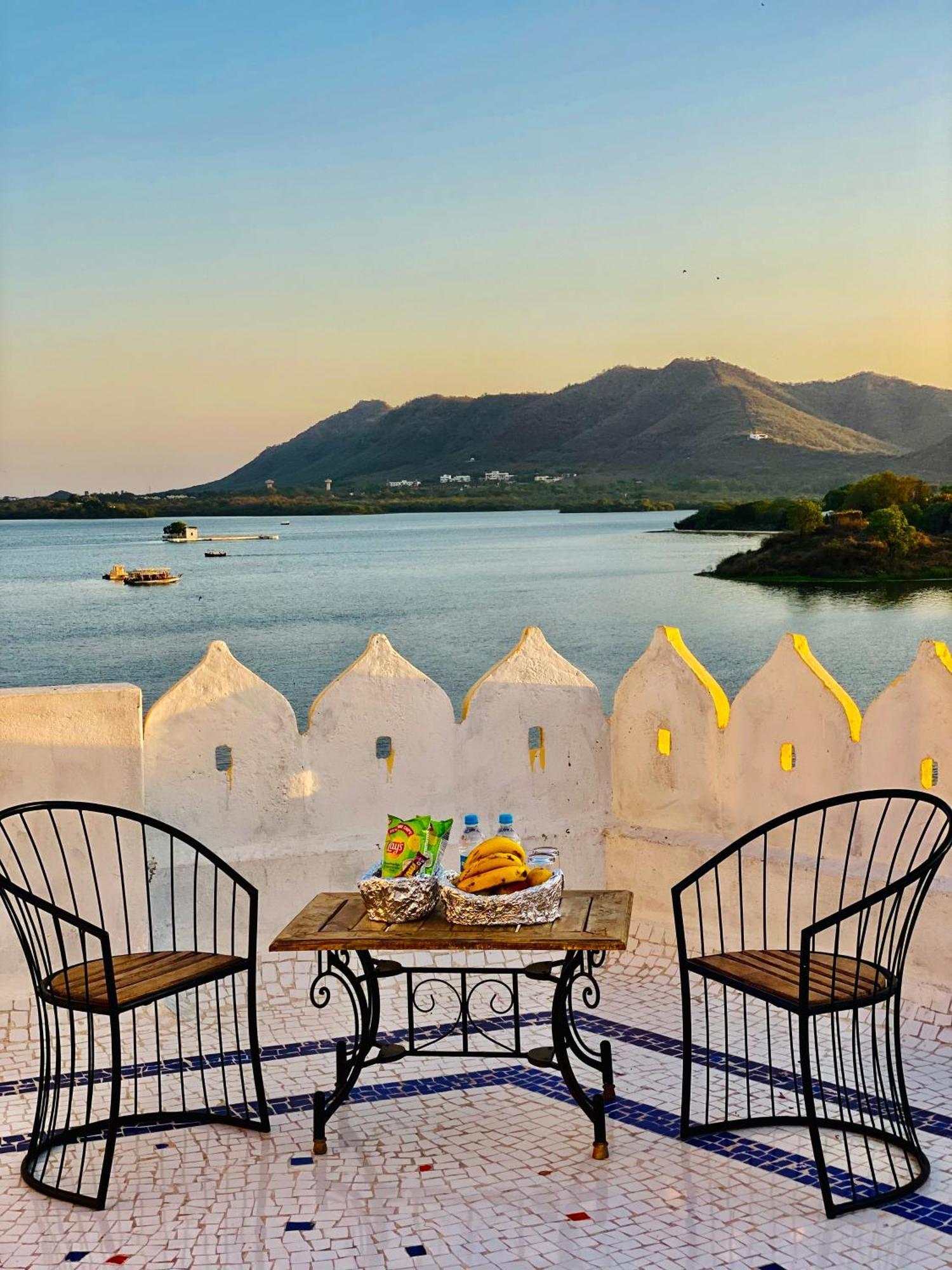 Hotel Vallabh A Lake Facing Balcony Udaipur Exterior photo