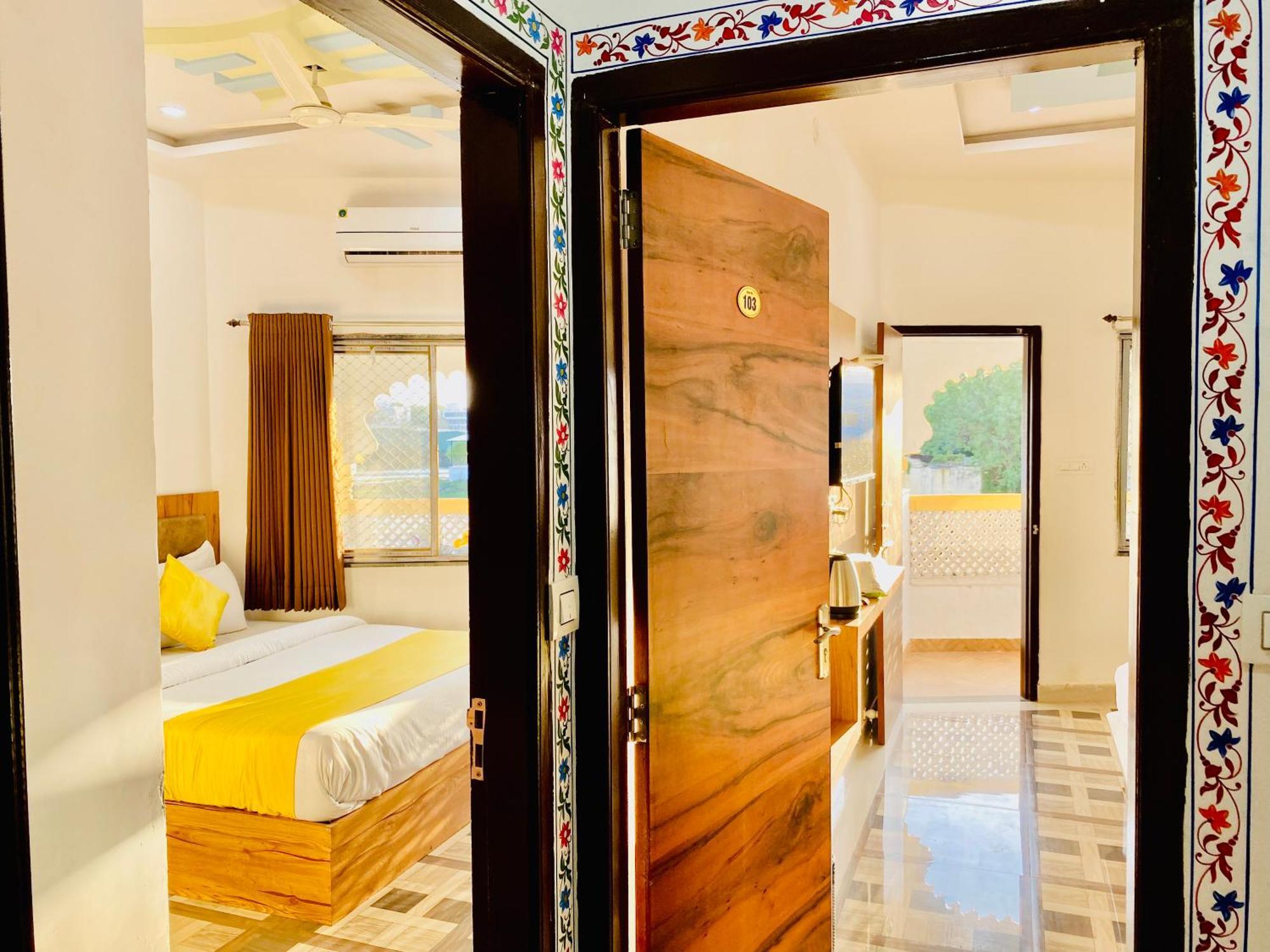 Hotel Vallabh A Lake Facing Balcony Udaipur Exterior photo