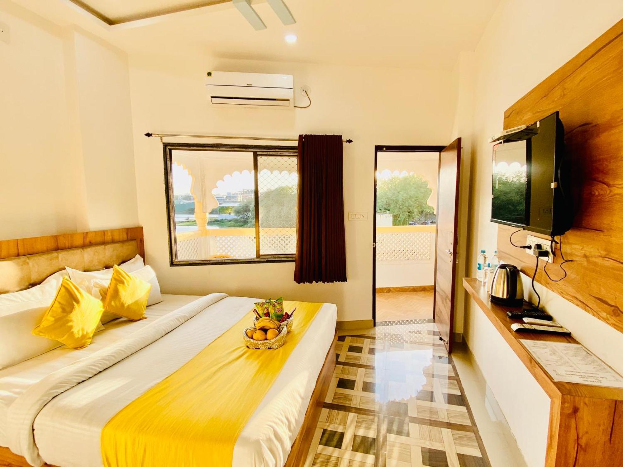 Hotel Vallabh A Lake Facing Balcony Udaipur Exterior photo